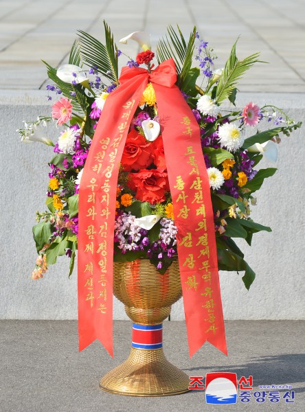 Floral Baskets to Statues of Great Leaders from Abroad