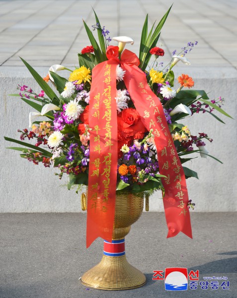 Floral Baskets to Statues of Great Leaders from Abroad