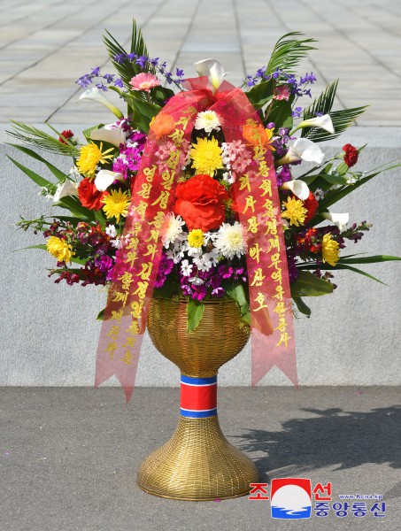 Floral Baskets to Statues of Great Leaders from Abroad