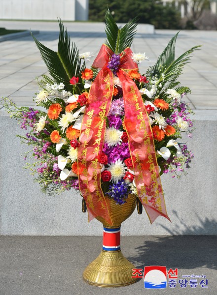 Floral Baskets to Statues of Great Leaders from Abroad