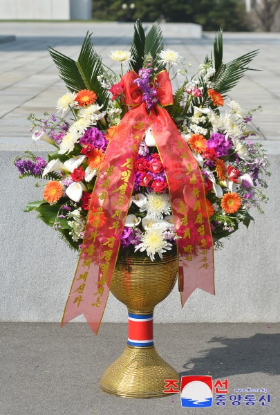 Floral Baskets to Statues of Great Leaders from Abroad