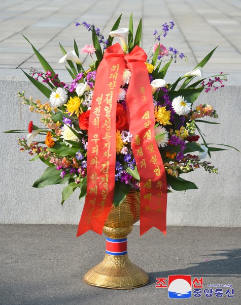 Floral Baskets to Statues of Great Leaders from Abroad