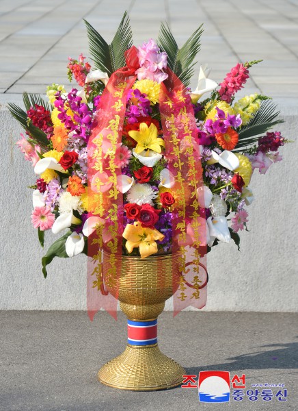 Floral Baskets to Statues of Great Leaders from Abroad