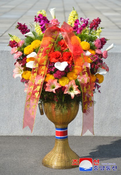 Floral Baskets to Statues of Great Leaders from Abroad