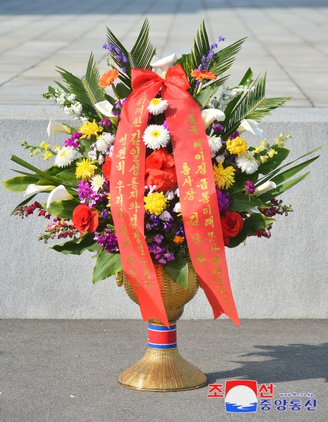 위대한 수령 김일성동지와 위대한 령도자 김정일동지의 동상에 외국의 단체,인사,해외동포들이 꽃바구니를 보내여왔다