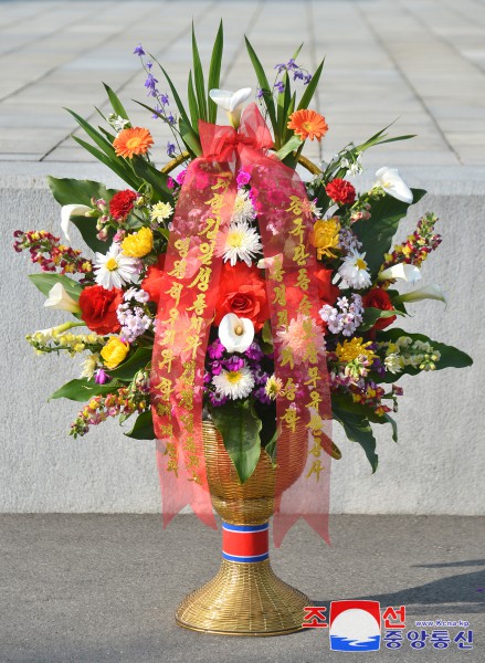 Floral Baskets to Statues of Great Leaders from Abroad