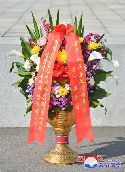 Floral Baskets to Statues of Great Leaders from Abroad