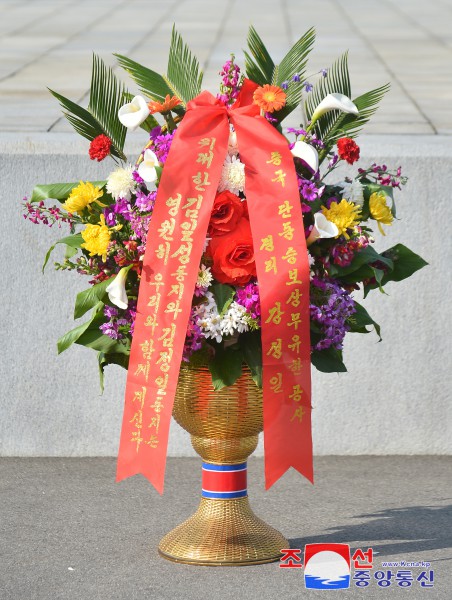 Floral Baskets to Statues of Great Leaders from Abroad