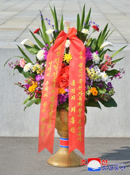 Floral Baskets to Statues of Great Leaders from Abroad