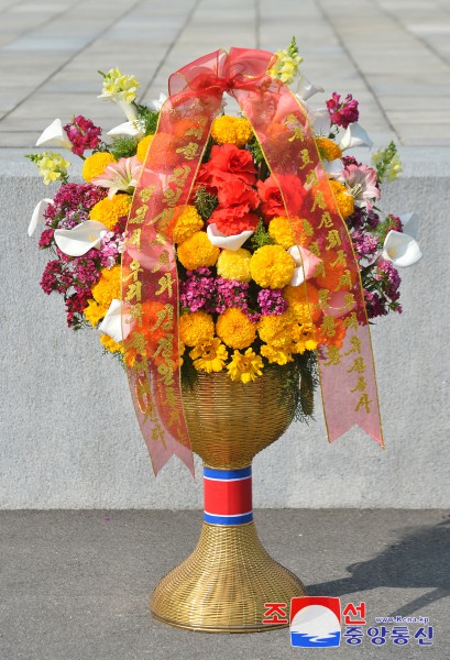 Floral Baskets to Statues of Great Leaders from Abroad