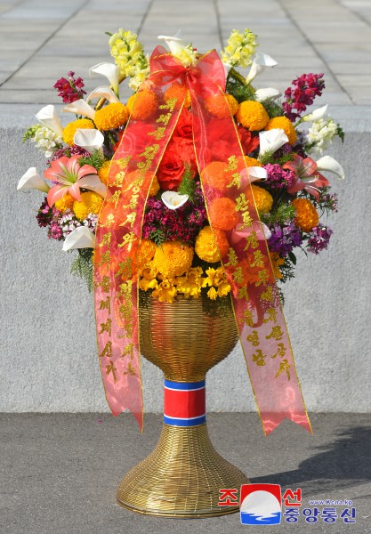 Floral Baskets to Statues of Great Leaders from Abroad