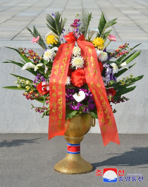 위대한 수령 김일성동지와 위대한 령도자 김정일동지의 동상에 외국의 단체,인사,해외동포들이 꽃바구니를 보내여왔다