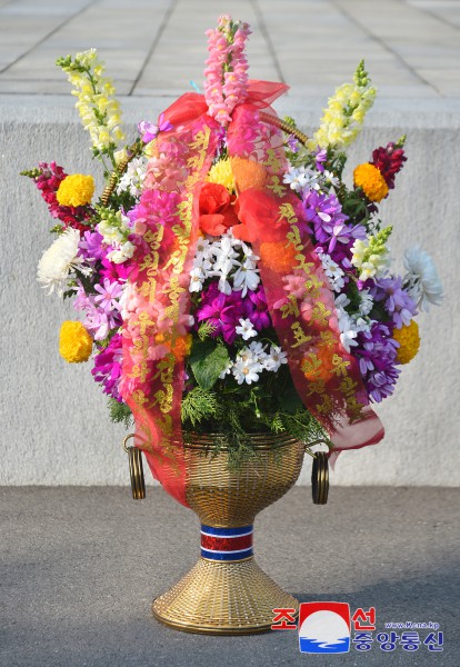 Floral Baskets to Statues of Great Leaders from Abroad