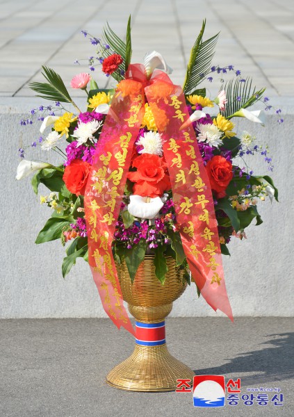 Floral Baskets to Statues of Great Leaders from Abroad