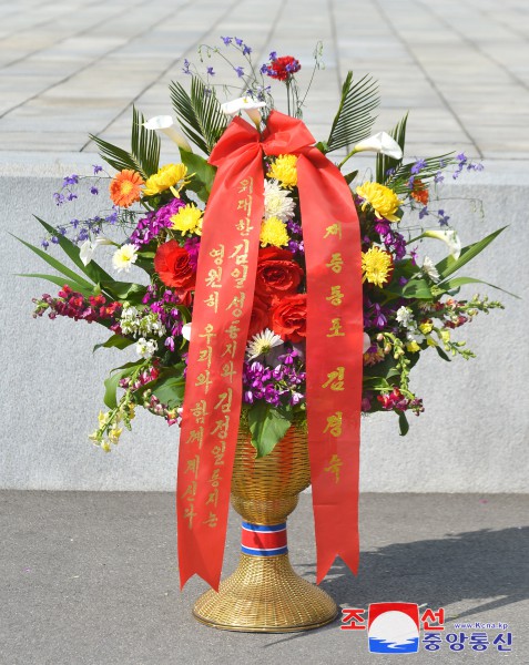 위대한 수령 김일성동지와 위대한 령도자 김정일동지의 동상에 외국의 단체,인사,해외동포들이 꽃바구니를 보내여왔다