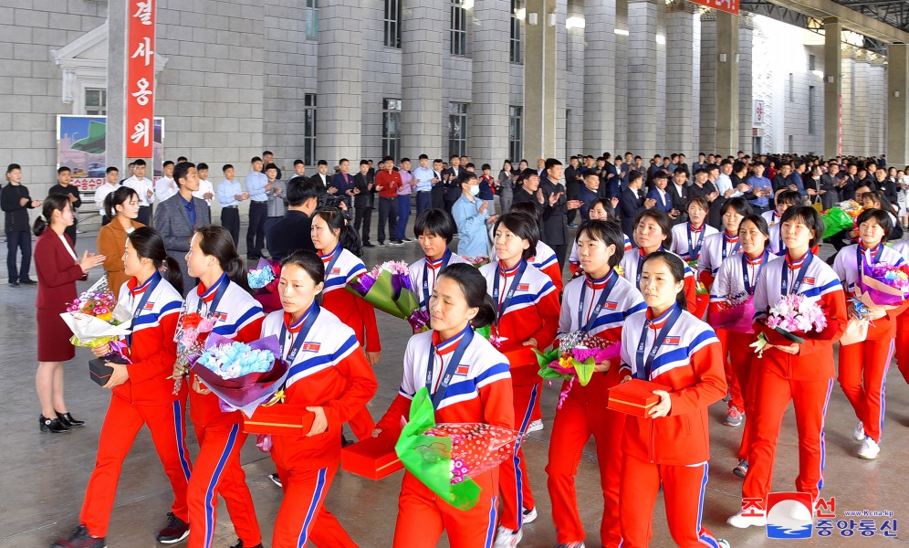 2024년 국제빙상호케이련맹 세계녀자빙상호케이선수권대회 2부류 B조경기대회에 참가하였던 우리 선수들 귀국