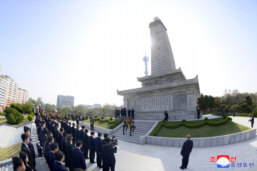 中华人民共和国党政代表团向友谊塔敬献花篮