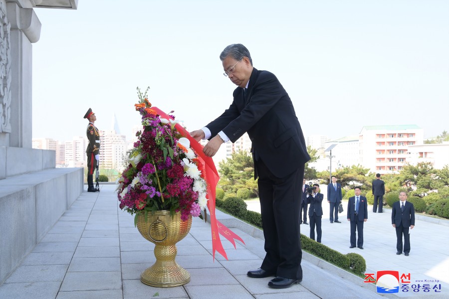 中华人民共和国党政代表团向友谊塔敬献花篮