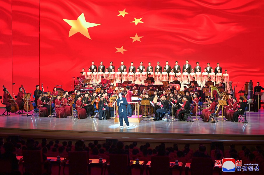 Estimado compañero Kim Jong Un presencia concierto especial de la banda central de música nacional de China