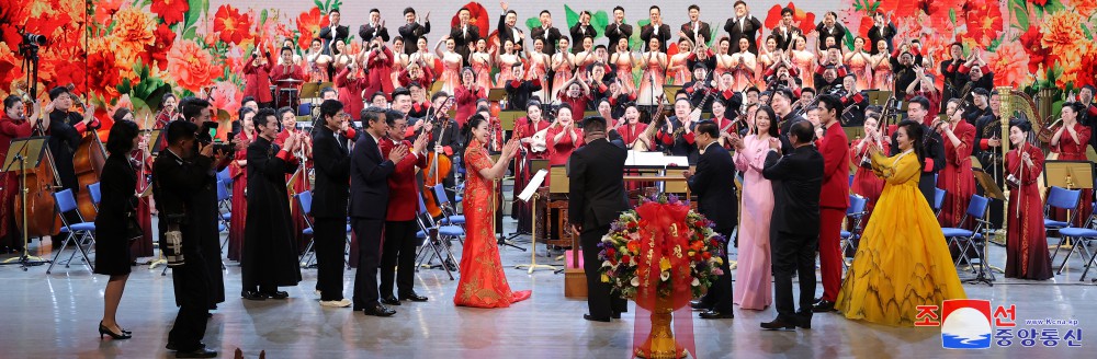 Estimado compañero Kim Jong Un presencia concierto especial de la banda central de música nacional de China