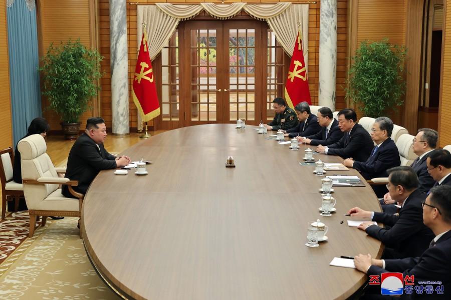 ﻿Уважаемый товарищ Ким Чен Ын встретился с партийно- правительственной делегацией КНР