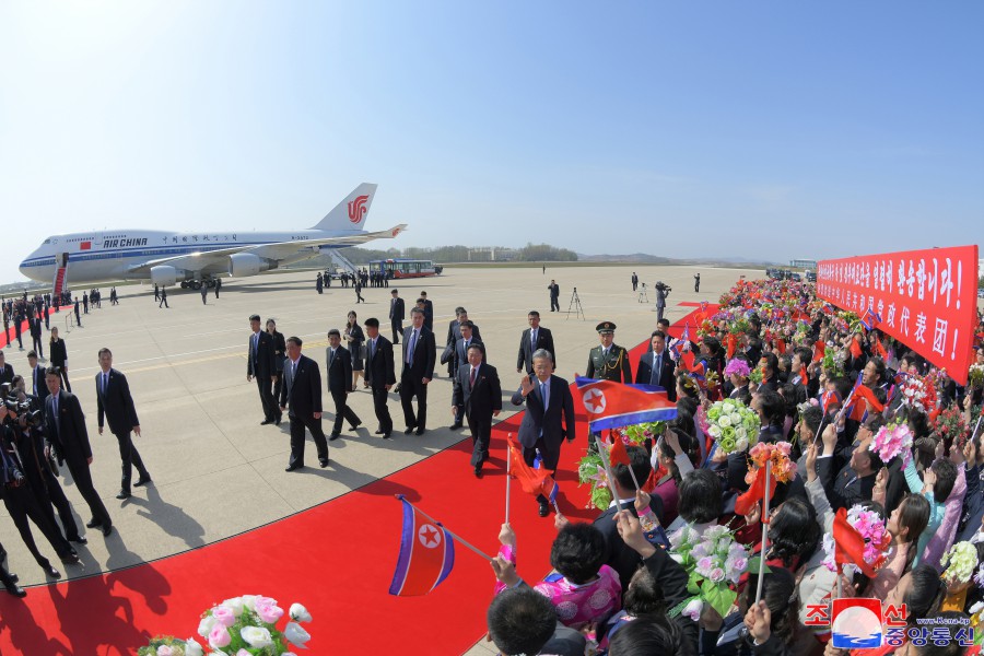 Chinese Party and Government Delegation Leaves Pyongyang