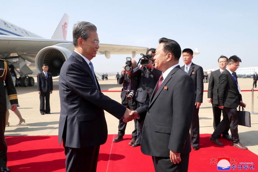 Chinese Party and Government Delegation Leaves Pyongyang