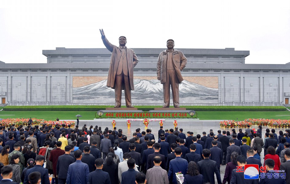﻿К бронзовым статуям великого вождя товарища Ким Ир Сена и великого руководителя товарища Ким Чен Ира возложили корзины цветов трудящиеся, военнослужащие Народной Армии, студенты и школьники по случаю знаменательного апрельского праздника