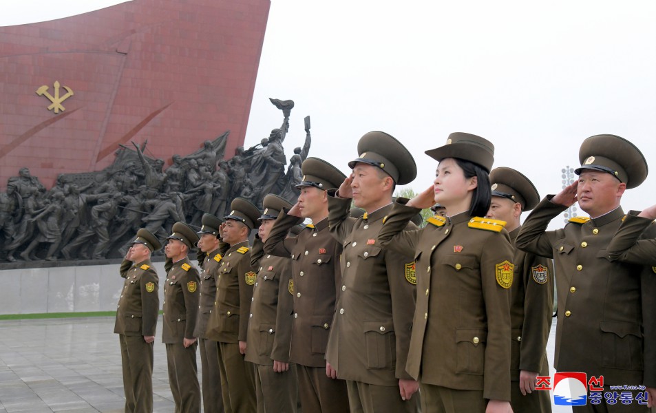 ﻿К бронзовым статуям великого вождя товарища Ким Ир Сена и великого руководителя товарища Ким Чен Ира возложили корзины цветов трудящиеся, военнослужащие Народной Армии, студенты и школьники по случаю знаменательного апрельского праздника