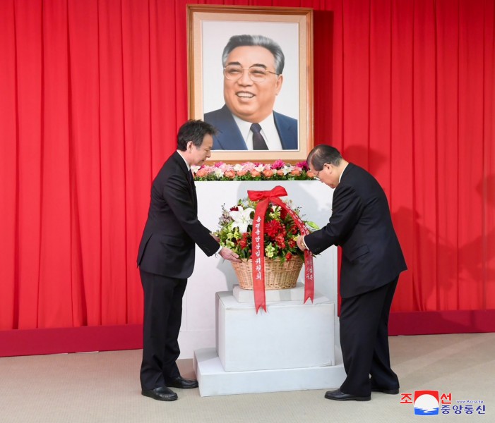 Funcionarios de Chongryon rinden homenaje al Presidente Kim Il Sung