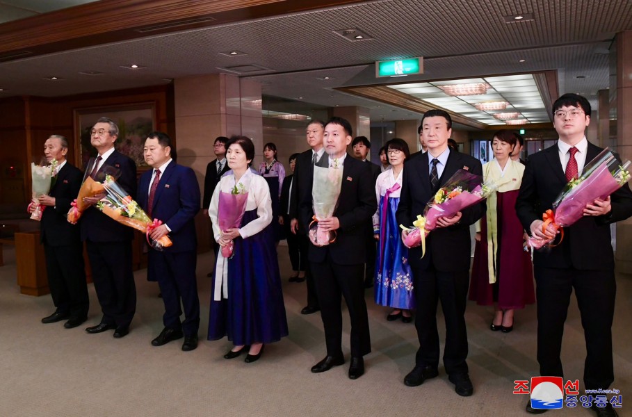 Funcionarios de Chongryon rinden homenaje al Presidente Kim Il Sung
