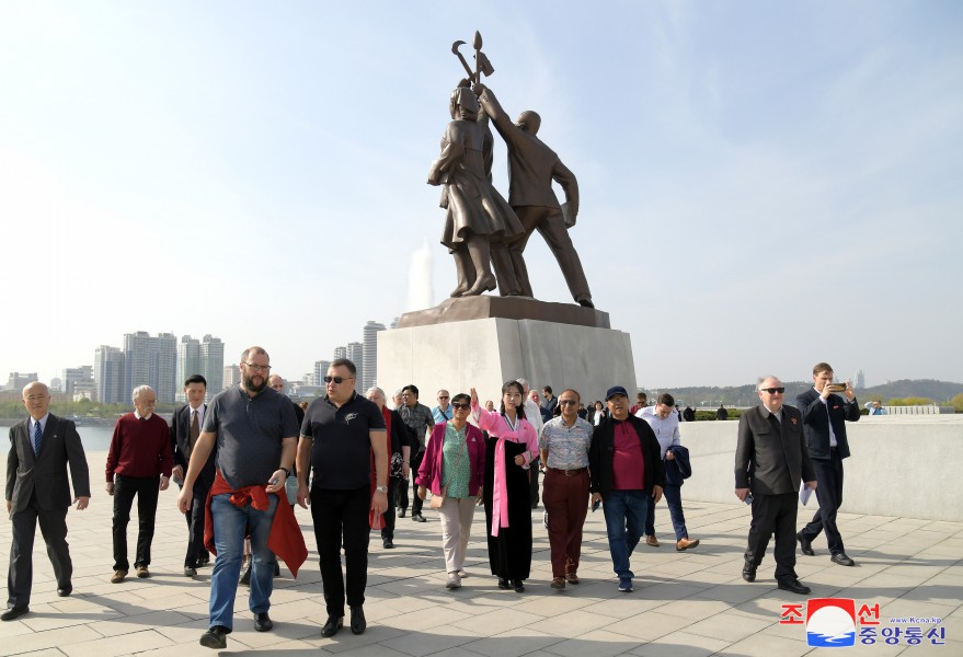 Participantes en el seminario internacional recorren varios lugares de Pyongyang