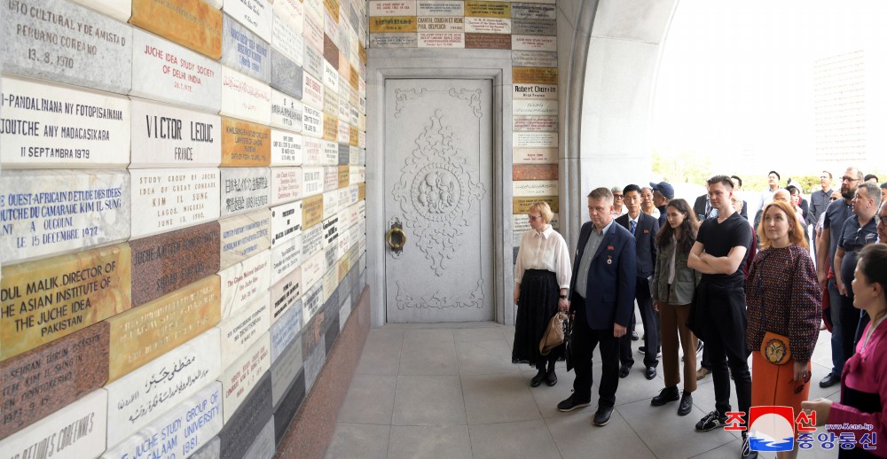 Participantes en el seminario internacional recorren varios lugares de Pyongyang