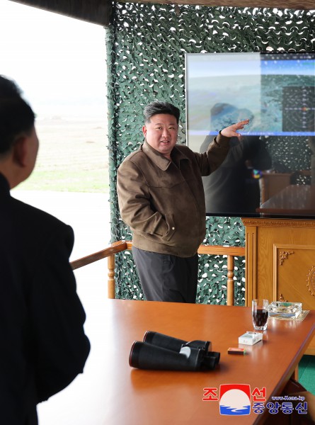 Estimado compañero Kim Jong Un presencia disparo de prueba del proyectil de lanzacohetes de calibre 240 mm