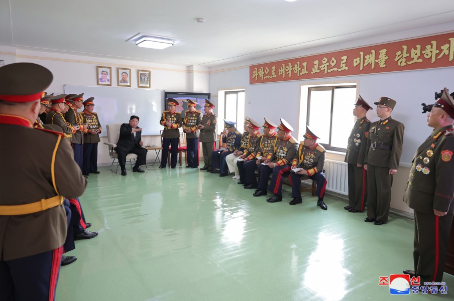 敬爱的金正恩同志访问金日成军事综合大学祝贺意义深远的四·二五节日