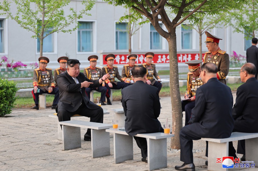 敬爱的金正恩同志访问金日成军事综合大学祝贺意义深远的四·二五节日