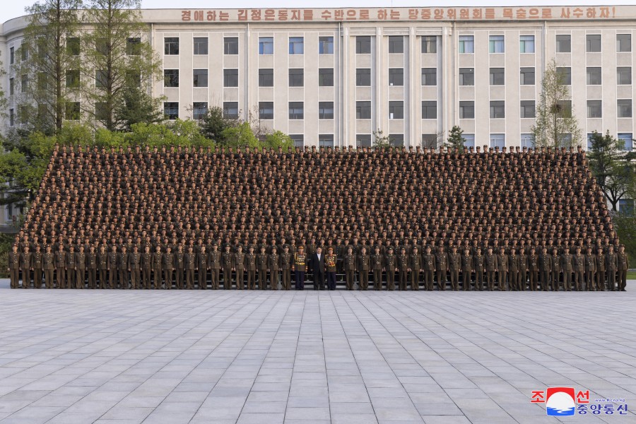 敬爱的金正恩同志访问金日成军事综合大学祝贺意义深远的四·二五节日