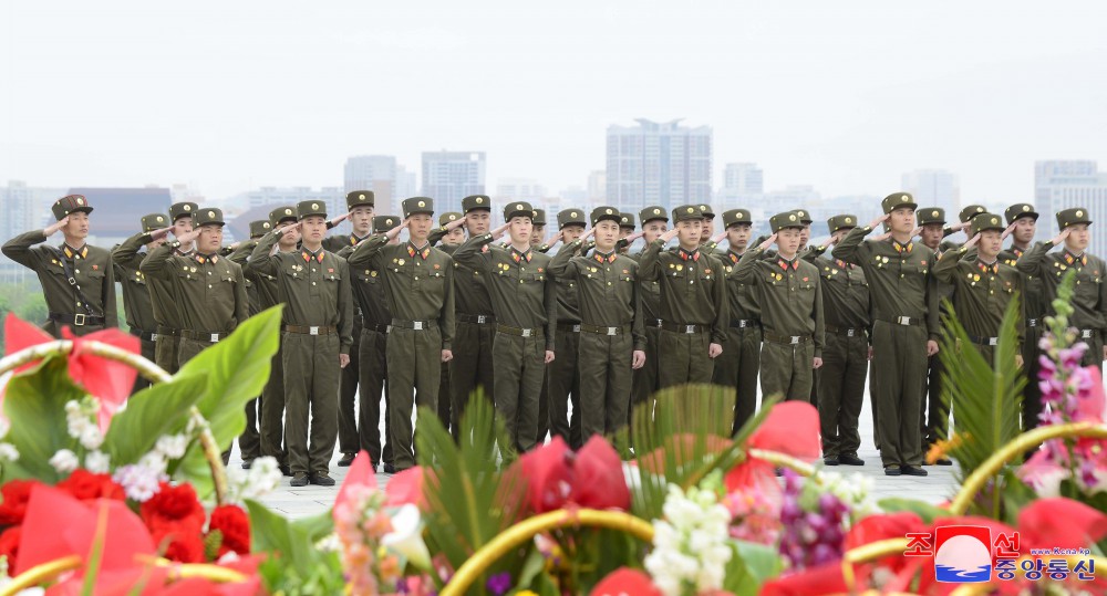 Coreanos rinden homenaje a los líderes antecesores con motivo del 25 de abril