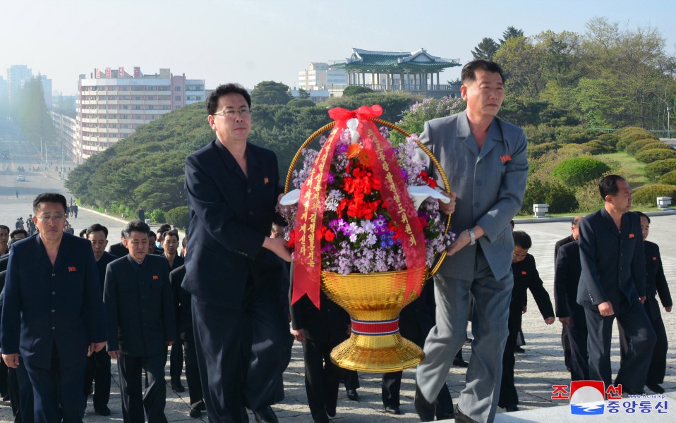 Coreanos rinden homenaje a los líderes antecesores con motivo del 25 de abril