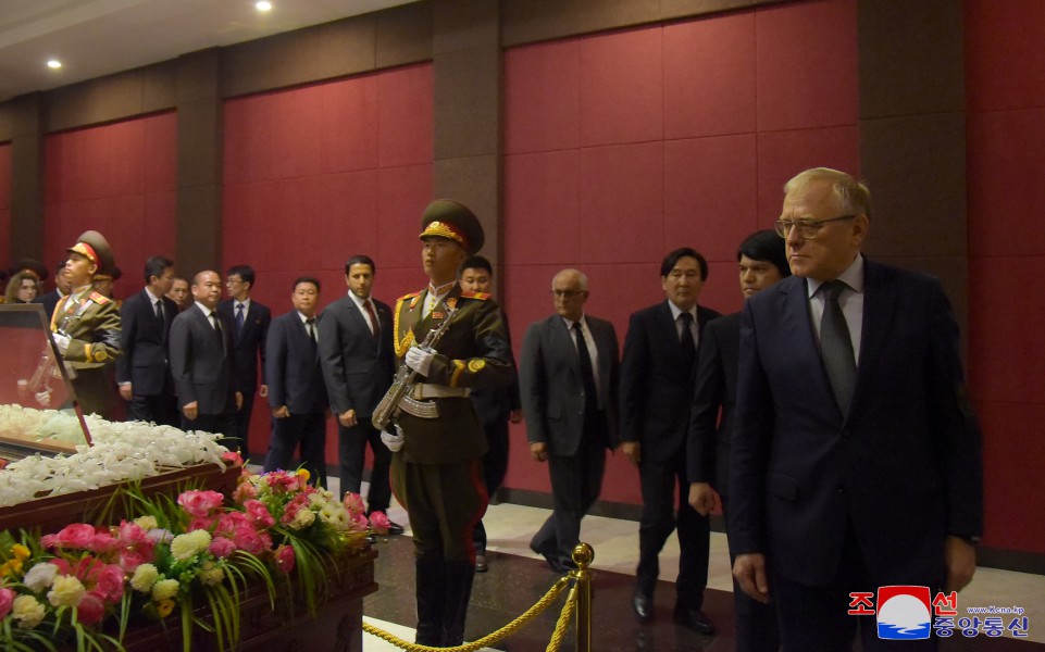 Foreign Diplomats Visit Bier of Kim Ki Nam