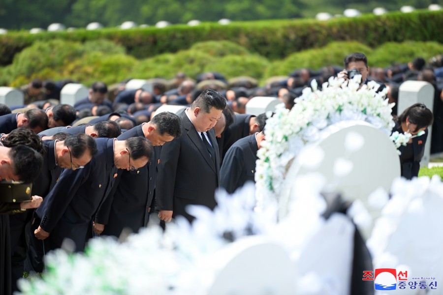 李日焕在金己男同志告别仪式上致悼词