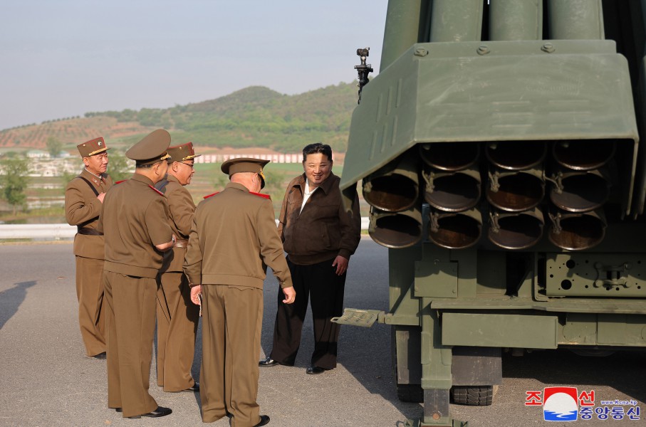 ﻿Уважаемый товарищ Ким Чен Ын ознакомился с обновленной РСЗО 240-миллиметрового калибра и наблюдал за испытательным запуском управляемых снарядов