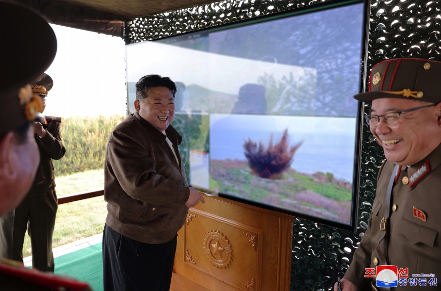 ﻿Уважаемый товарищ Ким Чен Ын ознакомился с обновленной РСЗО 240-миллиметрового калибра и наблюдал за испытательным запуском управляемых снарядов