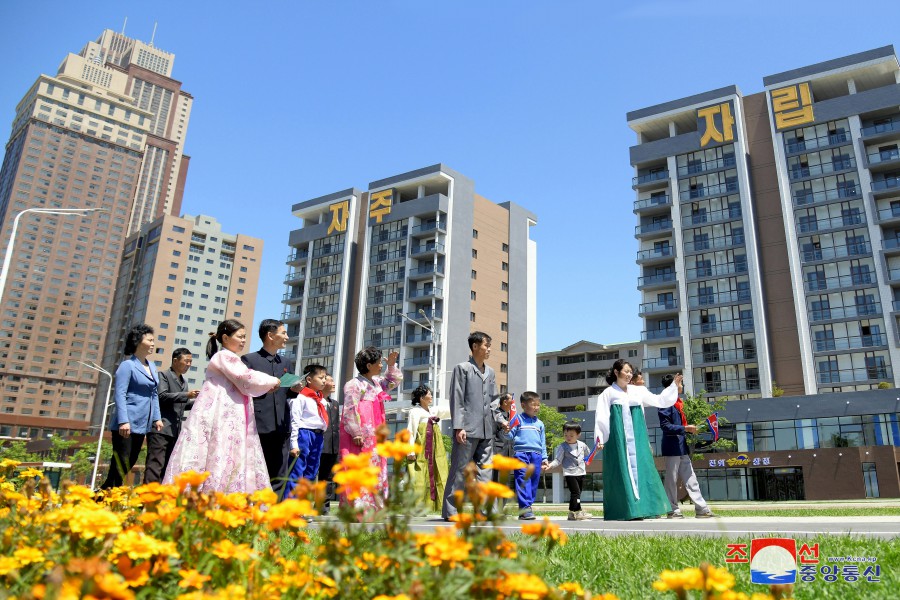 Moving into New Houses in Jonwi Street of DPRK