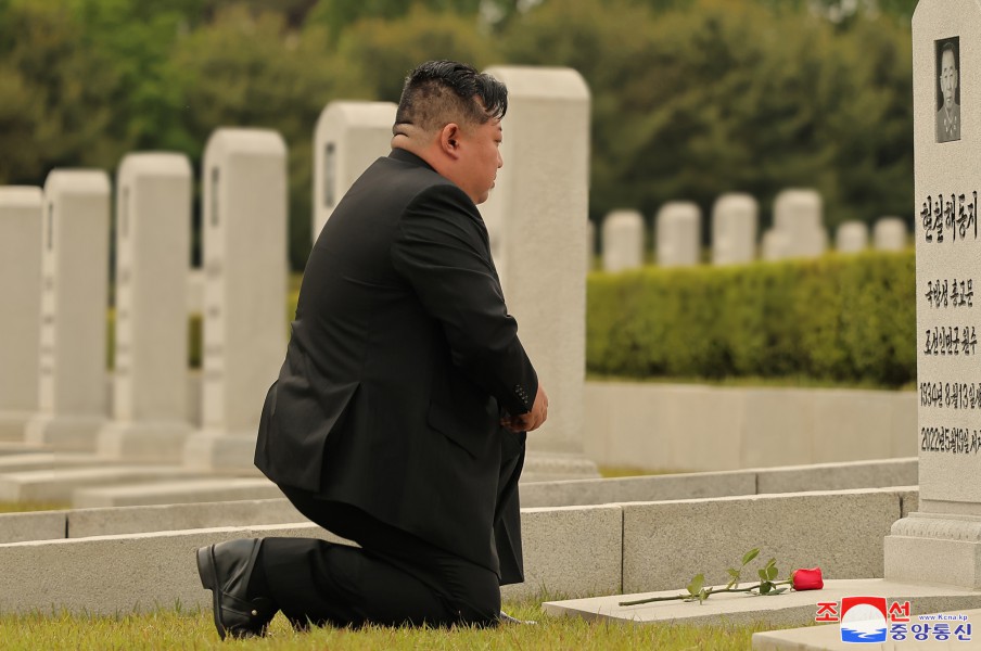 Respected Comrade Kim Jong Un Visits Patriotic Martyrs Cemetery in Sinmi-ri