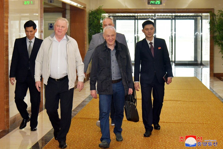 Russian Delegation Arrives in Pyongyang