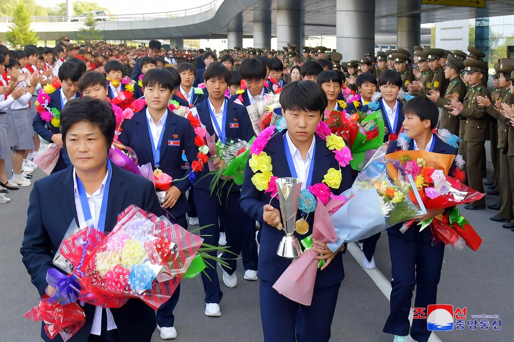 DPRK Footballers Return Home