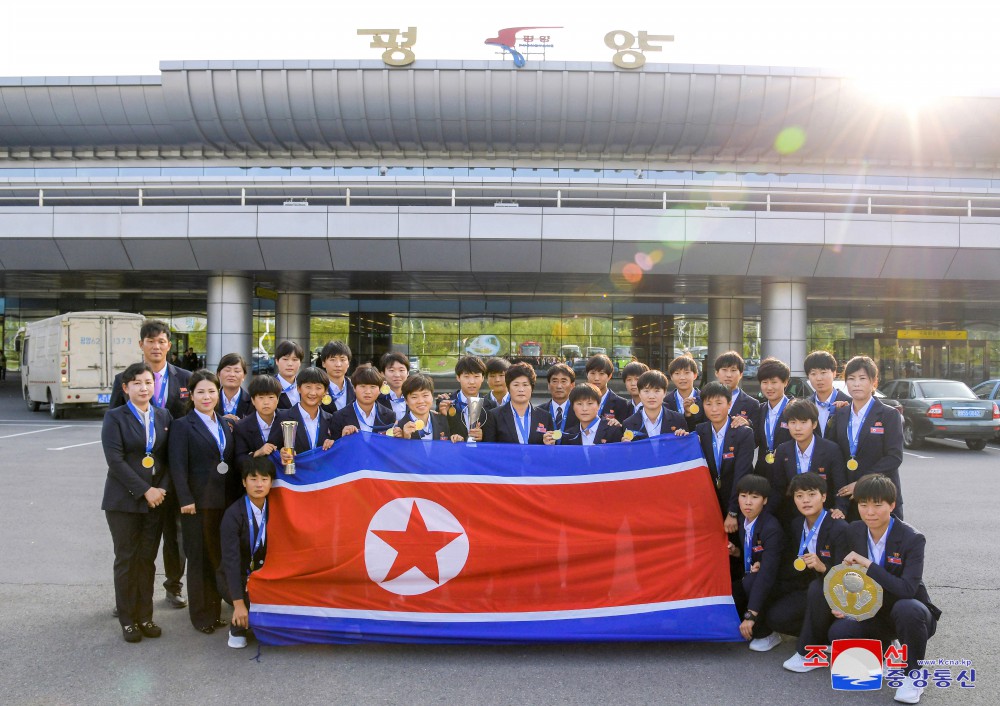DPRK Footballers Return Home