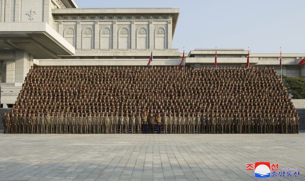 경애하는 김정은동지께서 조선로동당 중앙간부학교건설과 성대한 준공행사의 성과적보장에 기여한 군인건설자들과 설계일군들,예술인들과 함께 기념사진을 찍으시였다