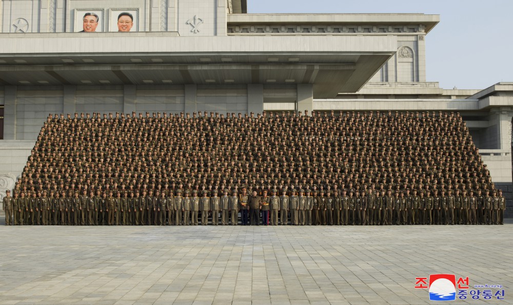 경애하는 김정은동지께서 조선로동당 중앙간부학교건설과 성대한 준공행사의 성과적보장에 기여한 군인건설자들과 설계일군들,예술인들과 함께 기념사진을 찍으시였다